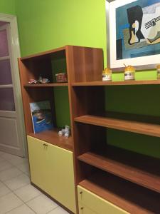 una habitación con estanterías de madera y una pared verde en Casa Barolo, en Turín