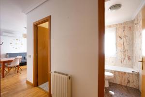 ein Badezimmer mit Toilette und Badewanne in der Unterkunft Cuencaloft La Casa de Fernando in Cuenca