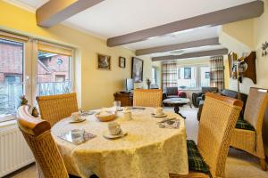 a dining room with a table and chairs at Lachmöwe in Wesselburen