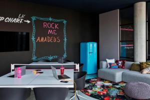 Ein Sitzbereich in der Unterkunft MOXY Vienna Airport