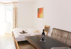 A bed or beds in a room at Alpenperle