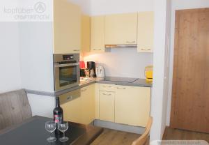 A kitchen or kitchenette at Alpenperle
