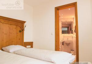 A bed or beds in a room at Alpenperle
