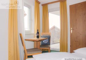 A bed or beds in a room at Alpenperle