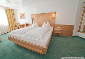 A bed or beds in a room at Alpenperle