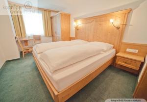 A bed or beds in a room at Alpenperle