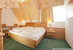 A bed or beds in a room at Alpenperle