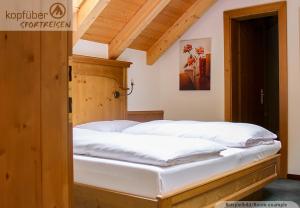 A bed or beds in a room at Alpenperle