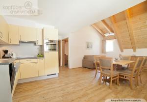 A kitchen or kitchenette at Alpenperle