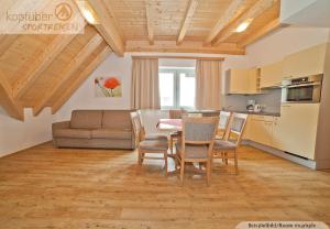 A kitchen or kitchenette at Alpenperle
