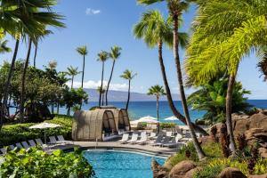 ラハイナにあるThe Westin Maui Resort & Spa, Ka'anapaliのヤシの木と海を望むプール