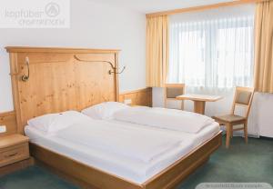 A bed or beds in a room at Alpenperle
