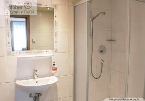A bathroom at Alpenperle