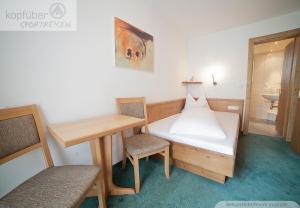 A bed or beds in a room at Alpenperle
