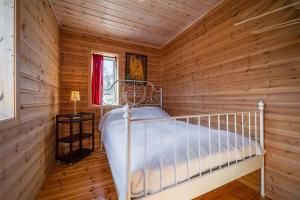 Ένα ή περισσότερα κρεβάτια σε δωμάτιο στο Lakehouse - 14p - With Sauna & By the Water