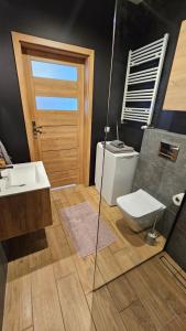 łazienka z toaletą i umywalką w obiekcie Apartament Buk w mieście Buk
