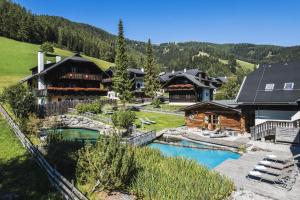 una vista aérea de una casa con piscina en Slow Travel Resort Kirchleitn, en Bad Kleinkirchheim