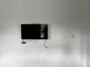 TV at/o entertainment center sa Palm Hamilton Backpacker