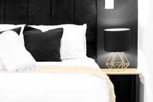 Ένα ή περισσότερα κρεβάτια σε δωμάτιο στο Stylish Apartment - Street Parking - Rowley Regis - Smart TV - Wifi - Netflix - 49G