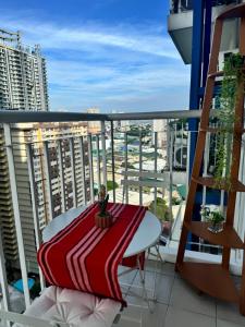 Balkón nebo terasa v ubytování Cozy 1BR Netflix & Alexa w Balcony Free Pool