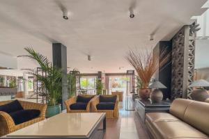 a living room with a couch and chairs at Apartamentos Parque del Sol in Adeje