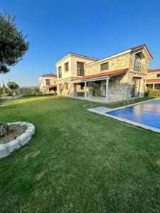 una grande casa con cortile con piscina di Villa Hisar a Seferihisar