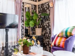 a living room with a purple chair and a mirror at Shinjuku, 3min walk from Nishi-Shinjuku 5-chome Sta, 3min Shinjuku Sta Switch, Wi-Fi ,Pocketwi-Fi in Tokyo
