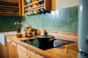 Una cocina o zona de cocina en Slow Travel Resort Kirchleitn