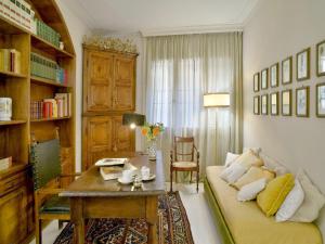 a living room with a couch and a table at Charming Stay, Casciana Terme in Lari