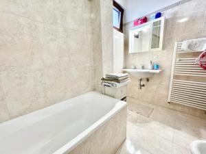 Un baño blanco con bañera y lavabo. en Tra i due ponti, en Rieti 9 fotos más