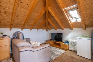 Una sala de estar con un sofá y un televisor. en Salsa Country House I, en Porto Moniz