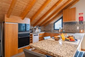 una cocina con una gran isla con encimera en Salsa Country House I, en Porto Moniz 12 fotos más