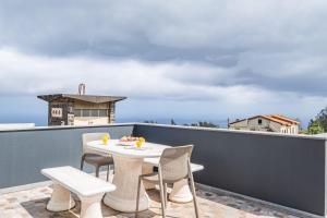 - Balcón con mesa blanca y sillas en Salsa Country House I, en Porto Moniz