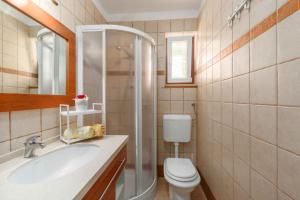 łazienka z toaletą, umywalką i prysznicem w obiekcie Apartment in Porec/Istrien 10034 w Poreču