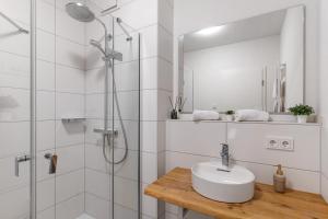 Un baño blanco con lavabo y ducha. en Km Style Apartment Nr 2, en Freiburg im Breisgau 18 fotos más