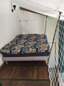 Ένα ή περισσότερα κρεβάτια σε δωμάτιο στο Petit gîte cosy au bord du ruisseau
