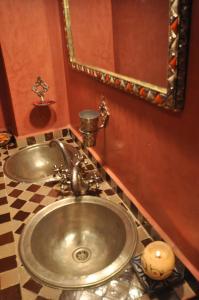 Un baño de Riad La Famille