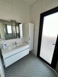 un bagno con un lavandino bianco e uno specchio di Villa Hisar a Seferihisar
