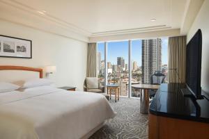 Postel nebo postele na pokoji v ubytování Sheraton Manila Bay