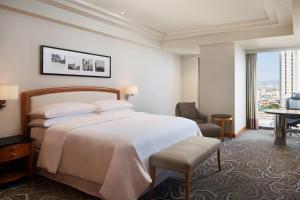 Postel nebo postele na pokoji v ubytování Sheraton Manila Bay