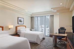 Postel nebo postele na pokoji v ubytování Sheraton Manila Bay