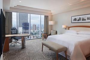 Postel nebo postele na pokoji v ubytování Sheraton Manila Bay