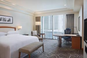 TV a/nebo společenská místnost v ubytování Sheraton Manila Bay