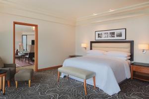 Postel nebo postele na pokoji v ubytování Sheraton Manila Bay