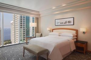 Postel nebo postele na pokoji v ubytování Sheraton Manila Bay
