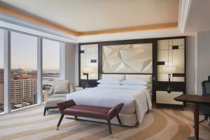 Postel nebo postele na pokoji v ubytování Sheraton Manila Bay