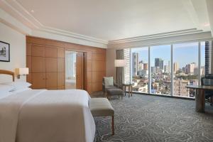 Postel nebo postele na pokoji v ubytování Sheraton Manila Bay