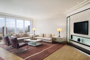 TV a/nebo společenská místnost v ubytování Sheraton Manila Bay