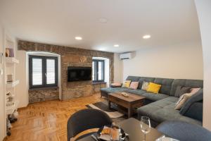 un salon avec un canapé et une table dans l'établissement Apartman NAI WITH PRIVATE JACUZZI AND PARKING, à Rijeka