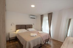 une chambre avec un lit avec deux serviettes dessus dans l'établissement Apartman NAI WITH PRIVATE JACUZZI AND PARKING, à Rijeka